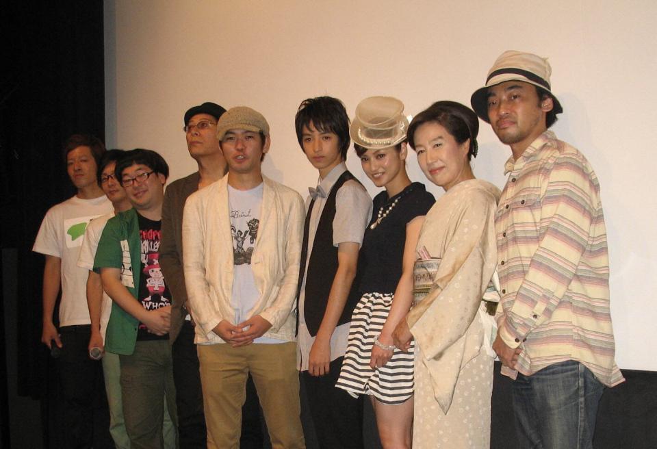 　舞台あいさつした清水尚弥（右から４人目）ら＝２０１２年