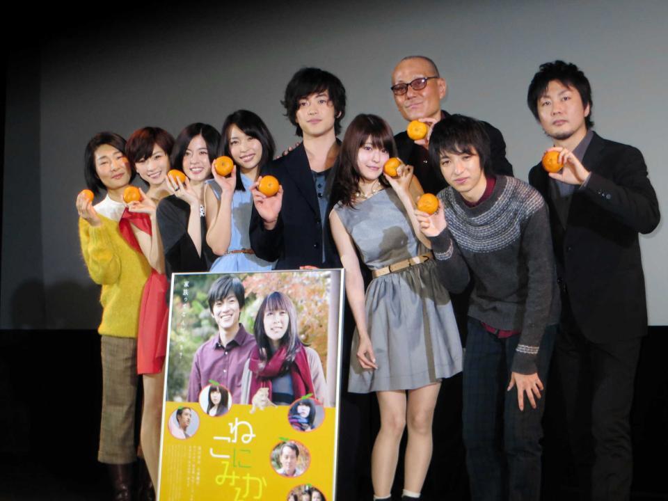 　舞台あいさつを行った（左から）竹下かおり、高見こころ、中村有沙、黒川芽以、大東駿介、東亜優、隆大介、清水尚弥、戸田彬弘監督＝２０１４年