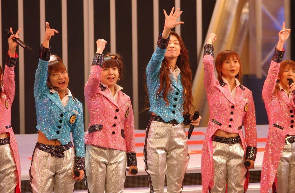 　２００４年１月。モーニング娘。のライブで。左から３人目が飯田圭織