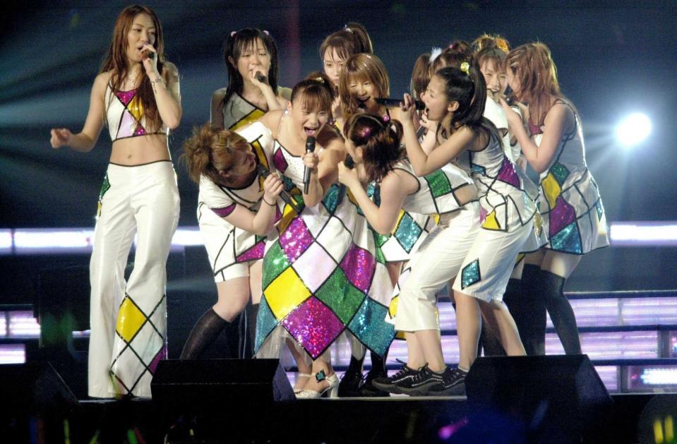 　２００３年５月、モーニング娘。のコンサートで。左が飯田圭織