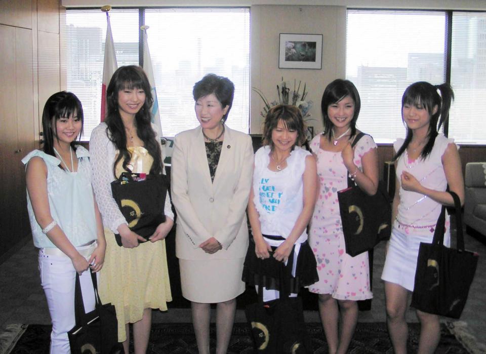 　２００４年４月、小池百合子環境相（当時）と面会したモーニング娘。左から２人目が飯田圭織
