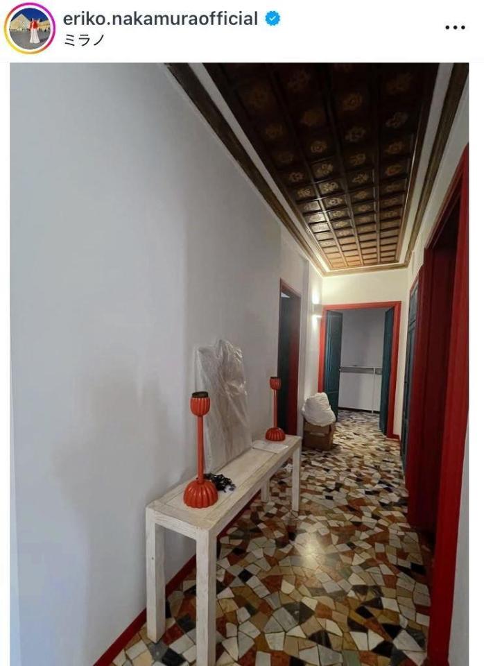 　赤、青に塗られたドア。中村江里子のインスタグラム＠ｅｒｉｋｏ．ｎａｋａｍｕｒａｏｆｆｉｃｉａｌより 