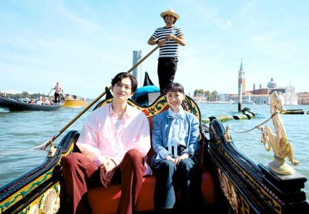 　ゴンドラに乗る岡田将生と芦田愛菜＝伊ヴェネチア　©ＫＡＺＵＫＯ　ＷＡＫＡＹＡＭＡ