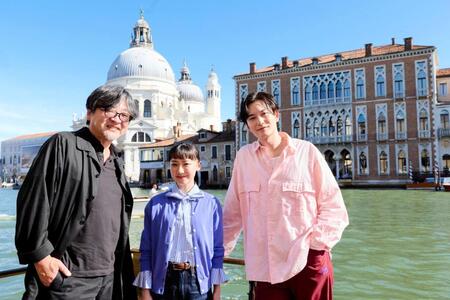 　サンタ・マリア・デッラ・サルーテ聖堂前の（左から）細田守監督、芦田愛菜、岡田将生　ⓒＫＡＺＵＫＯ　ＷＡＫＡＹＡＭＡ