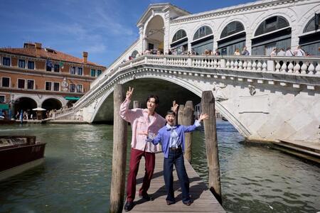 　リアルト橋前の岡田将生と芦田愛菜　ⓒＫＡＺＵＫＯ　ＷＡＫＡＹＡＭＡ