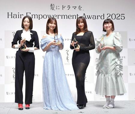 　トロフィーを手に写真に納まる（左から）俳優部門受賞の武田玲奈、ワーキングマザー部門受賞の小倉優子、モデル部門受賞の佐田真由美、芸人部門受賞の川村エミコ（たんぽぽ）＝撮影・持木克友