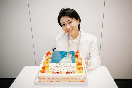 　バースデーケーキを前に笑顔の氷川きよし（写真：西槇太一）