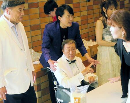 　６月１１日、コンサート後、米販売でファンとふれ合う橋幸夫さん（中央）＝滋賀県近江八幡市