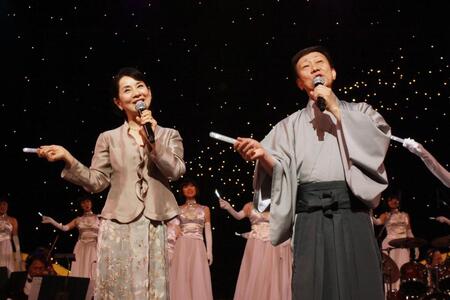 ゲストの吉永小百合（左）と「いつでも夢を」を熱唱する橋幸夫さん＝２０１０年