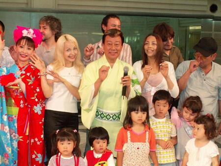 　「盆ダンス」の振り付けを指導した橋幸夫さん＝２００５年