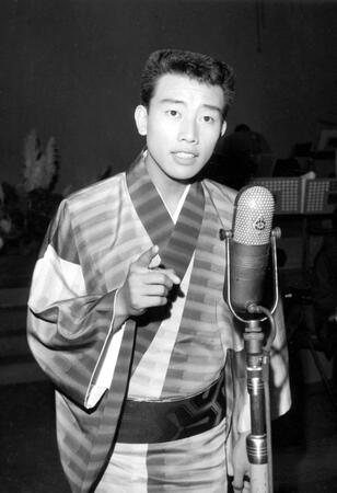 　マイクの前に立つ橋幸夫さん＝１９６３年１月