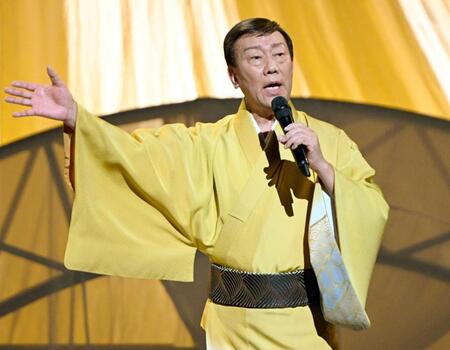 　ラストコンサートで熱唱する橋幸夫さん＝２０２３年