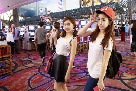 ＣＲＡＹＯＮ　ＰＯＰの公式Ｘ＠ｃｒａｙｏｎｐｏｐより　双子で活躍したチョア（左）とウェイ