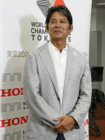 　トークする織田裕二