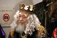 　取材に応じる横内正