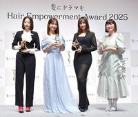 　トロフィーを手に写真に納まる（左から）俳優部門受賞の武田玲奈、ワーキングマザー部門受賞の小倉優子、モデル部門受賞の佐田真由美、芸人部門受賞の川村エミコ（たんぽぽ）＝撮影・持木克友