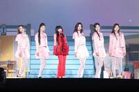 　パフォーマンスするＩＬＬＩＴと紫今（左から３人目）　（Ｐ）＆（Ｃ）　ＢＥＬＩＦＴ　ＬＡＢ　Ｉｎｃ．