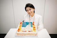 　バースデーケーキを前に笑顔の氷川きよし（写真：西槇太一）