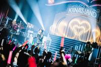 　総立ちの盛り上がりの中でパフォーマンスする氷川きよし（写真：西槇太一）