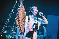 　漁師風の衣装で熱唱する氷川きよし（写真：西槇太一）