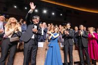 　スタンディングオベーションに包まれた（左から）細田守監督、芦田愛菜、岡田将生ⓒＫＡＺＵＫＯ　ＷＡＫＡＹＡＭＡ