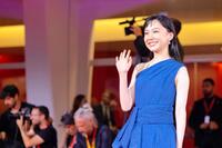 　笑顔で手を振る芦田愛菜ⓒＫＡＺＵＫＯ　ＷＡＫＡＹＡＭＡ