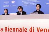 　公式記者会見に臨んだ（左から）芦田愛菜、細田守監督、岡田将生ⓒＫＡＺＵＫＯ　ＷＡＫＡＹＡＭＡ