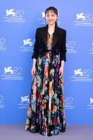 　フォトコールに応じた芦田愛菜ⓒＫＡＺＵＫＯ　ＷＡＫＡＹＡＭＡ