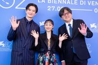 　フォトコールで手を振る（左から）岡田将生、芦田愛菜、細田守監督ⓒＫＡＺＵＫＯ　ＷＡＫＡＹＡＭＡ