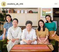 ヤムさんを囲むのぶたちのオフショット！あんぱん公式インスタグラム＠ａｓａｄｏｒａ＿ａｋ＿ｎｈｋより