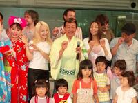 　「盆ダンス」の振り付けを指導した橋幸夫さん＝２００５年