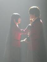 　舞台「賭ケグルイ」の（左の）蟹沢萌子、（右の）永田聖一朗