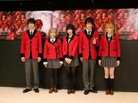 　写真撮影に応じる（左から）笹森裕貴、梅田彩佳、蟹沢萌子、永田聖一朗、小林萌香