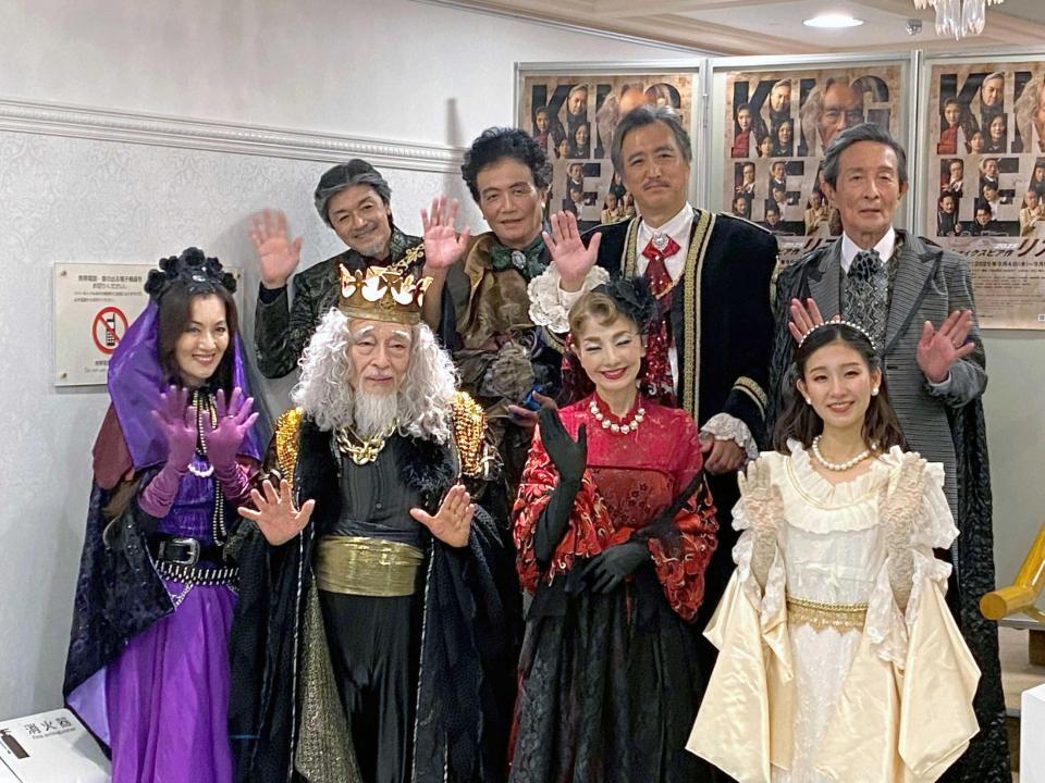 　（前列左から）大沢逸美、横内正、一色采子、敷村珠夕（後列同）瀬田吉史、三浦浩一、大鶴義丹、中丸新将