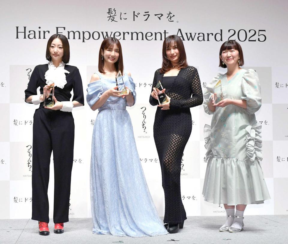 　トロフィーを手に写真に納まる（左から）俳優部門受賞の武田玲奈、ワーキングマザー部門受賞の小倉優子、モデル部門受賞の佐田真由美、芸人部門受賞の川村エミコ（たんぽぽ）＝撮影・持木克友