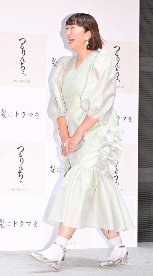 　授賞式に登場した芸人部門受賞の川村エミコ（撮影・持木克友）