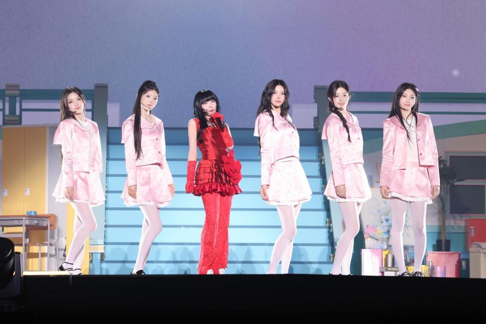 　パフォーマンスするＩＬＬＩＴと紫今（左から３人目）　（Ｐ）＆（Ｃ）　ＢＥＬＩＦＴ　ＬＡＢ　Ｉｎｃ．