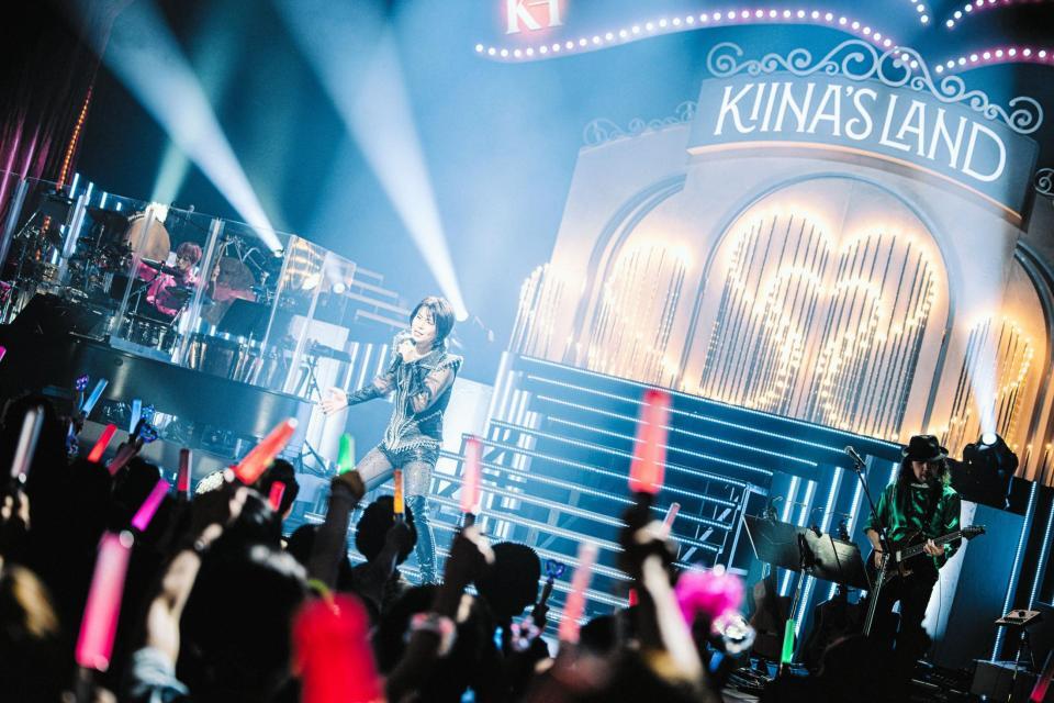 　総立ちの盛り上がりの中でパフォーマンスする氷川きよし（写真：西槇太一）