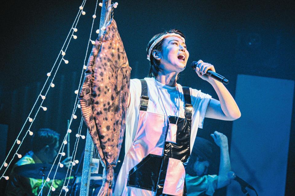 　漁師風の衣装で熱唱する氷川きよし（写真：西槇太一）