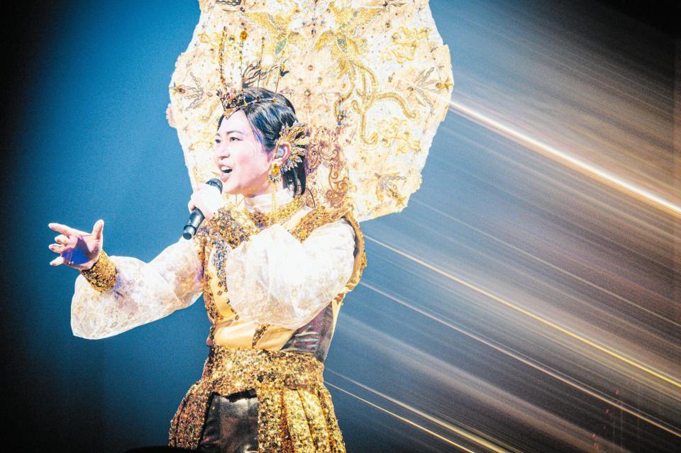 　後光が差したような豪華衣装で登場した氷川きよし（写真：西槇太一）