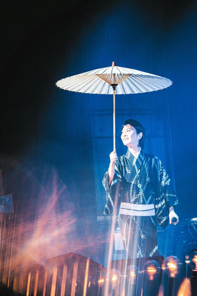 　粋な着流し姿の氷川きよし（写真：西槇太一）