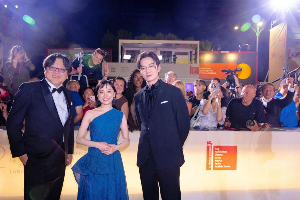 　撮影に応じた（左から）細田守監督、芦田愛菜、岡田将生ⓒＫＡＺＵＫＯ　ＷＡＫＡＹＡＭＡ