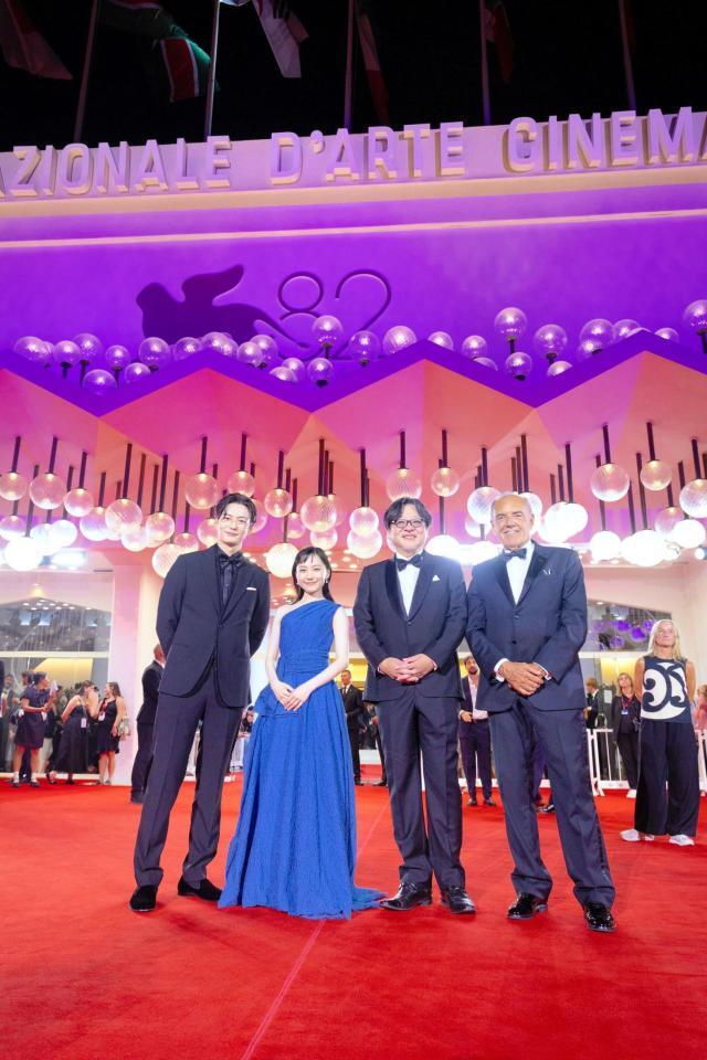 　レッドカーペットに登場した（左から）岡田将生、芦田愛菜、細田守監督ⓒＫＡＺＵＫＯ　ＷＡＫＡＹＡＭＡ