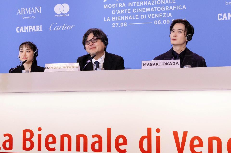 　公式記者会見に臨んだ（左から）芦田愛菜、細田守監督、岡田将生ⓒＫＡＺＵＫＯ　ＷＡＫＡＹＡＭＡ