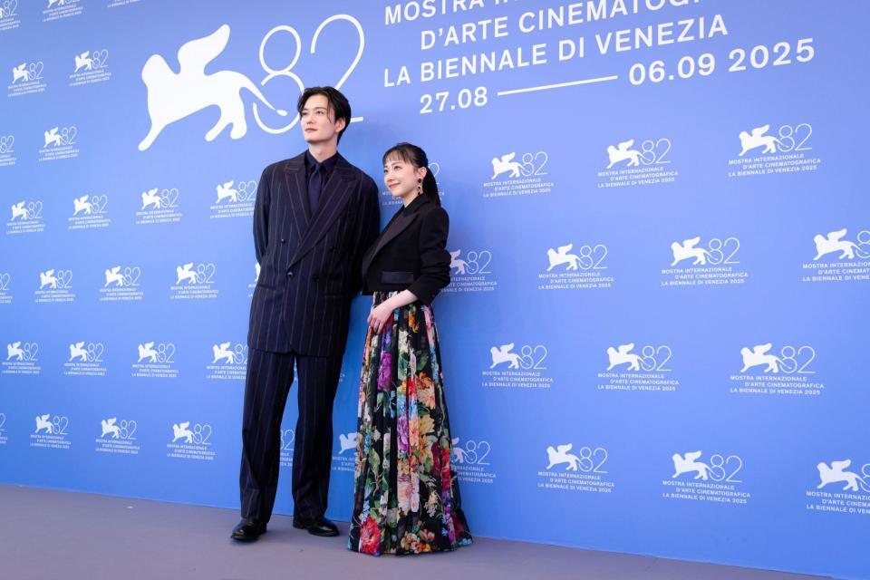 　フォトコールに応じる岡田将生（左）と芦田愛菜ⓒＫＡＺＵＫＯ　ＷＡＫＡＹＡＭＡ