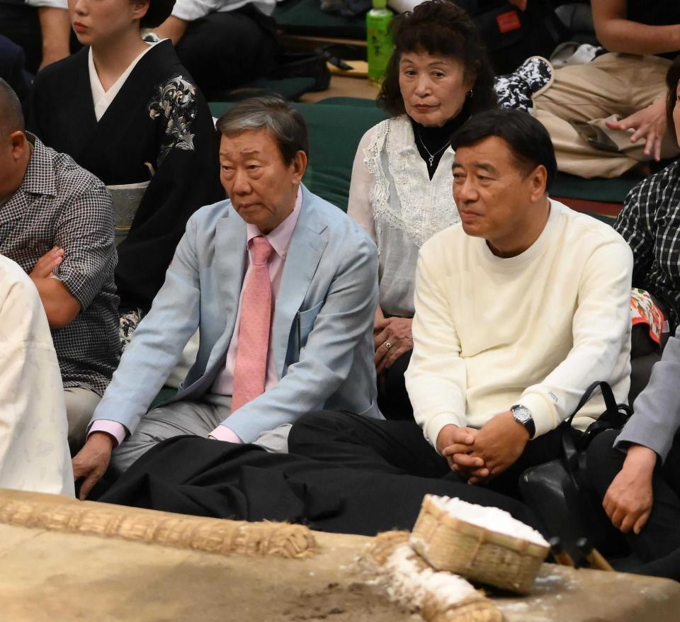 　大相撲観戦に訪れた橋幸夫さん。右は夢グループの石田重廣社長＝５月２３日