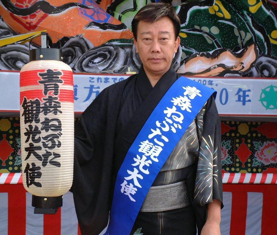 　青森ねぶた祭り初の観光大使に任命された橋幸夫さん＝２００３年