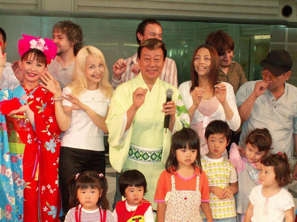 　「盆ダンス」の振り付けを指導した橋幸夫さん＝２００５年