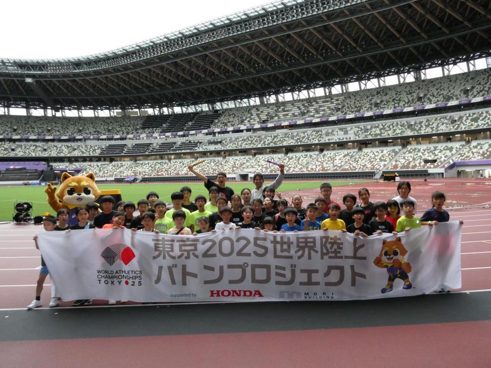 　小学生と写真に応じる（中央左奧の）高平慎士さん、（中央右奥の）織田裕二