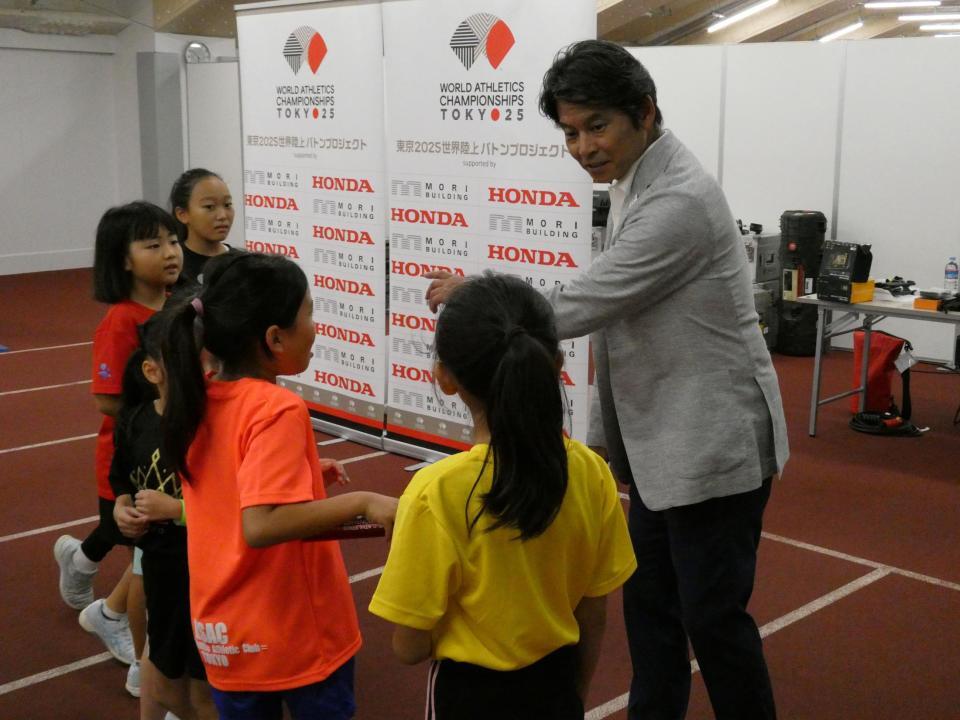 　小学生にリレーのバトンの渡し方を教える織田裕二